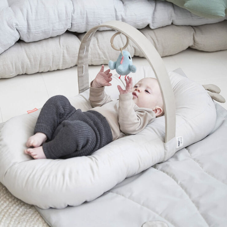 Done by Deer Cozy lounger m/aktivitetsbue Raffi Sand Sand