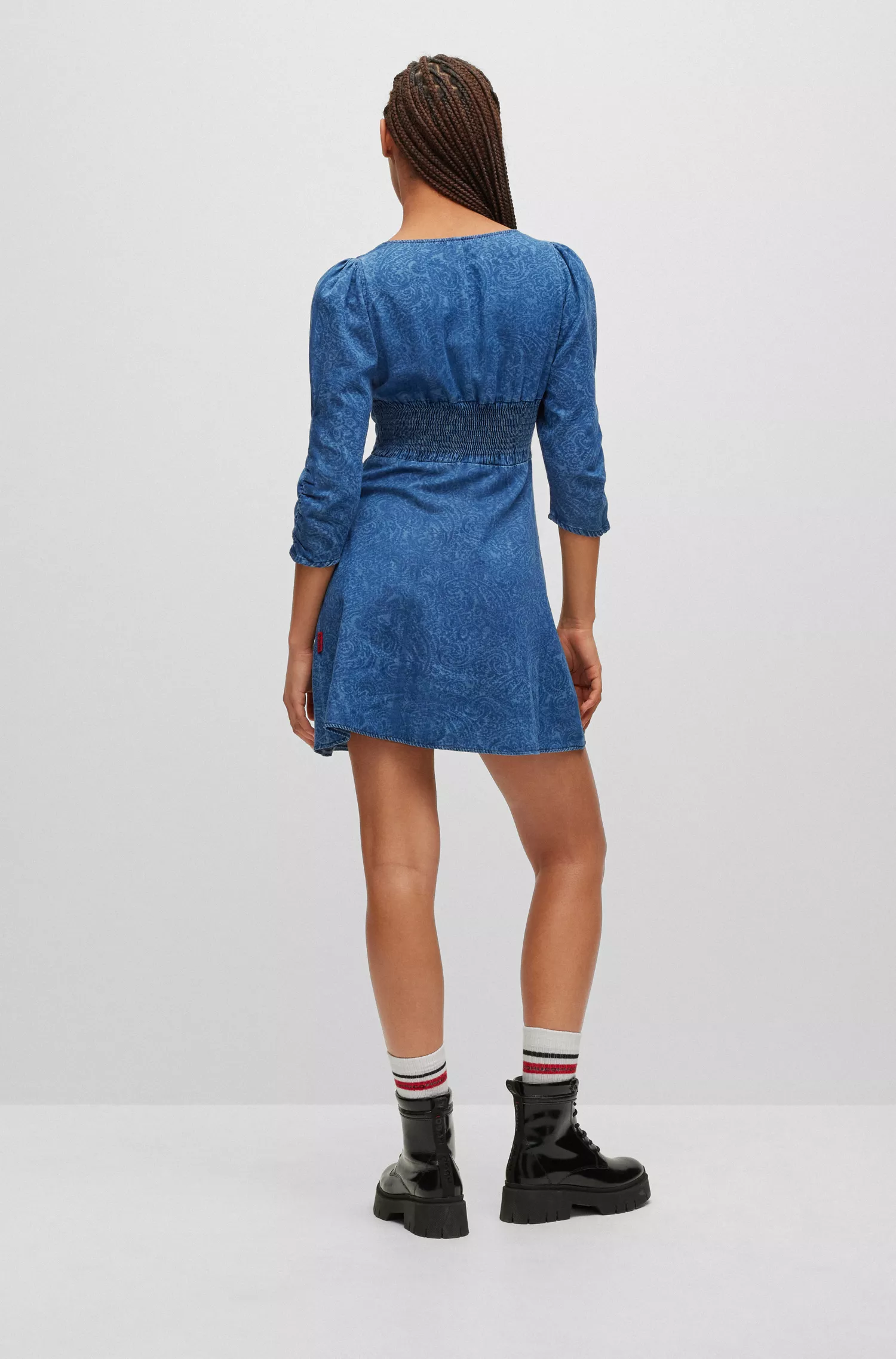 Vestido HUGO vermelho estilo bustiê com estampa paisley
