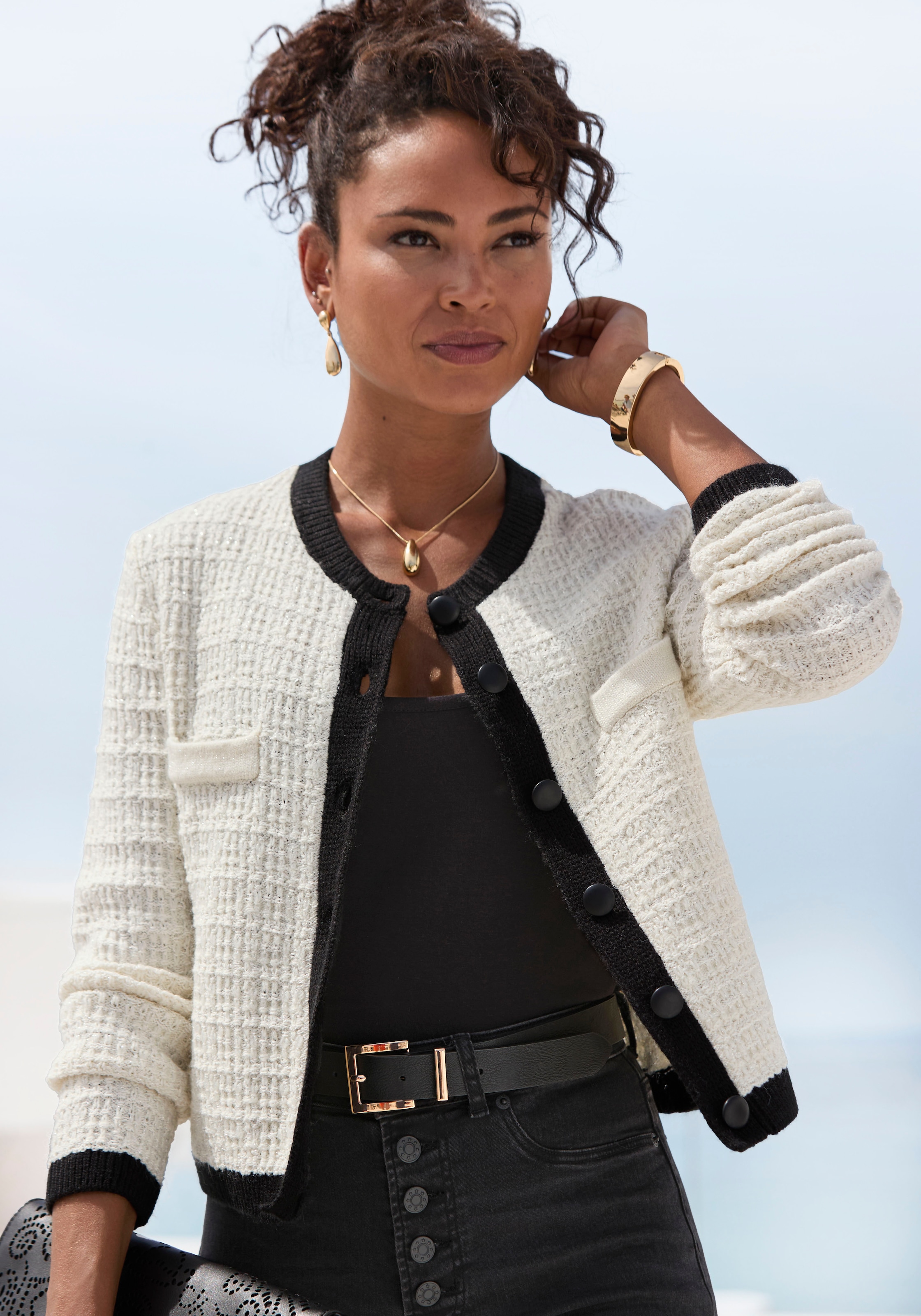 LASCANA Strickjacke , mit dezentem Lurexgarn, Kontrastbündchen, casual-chic, elegant