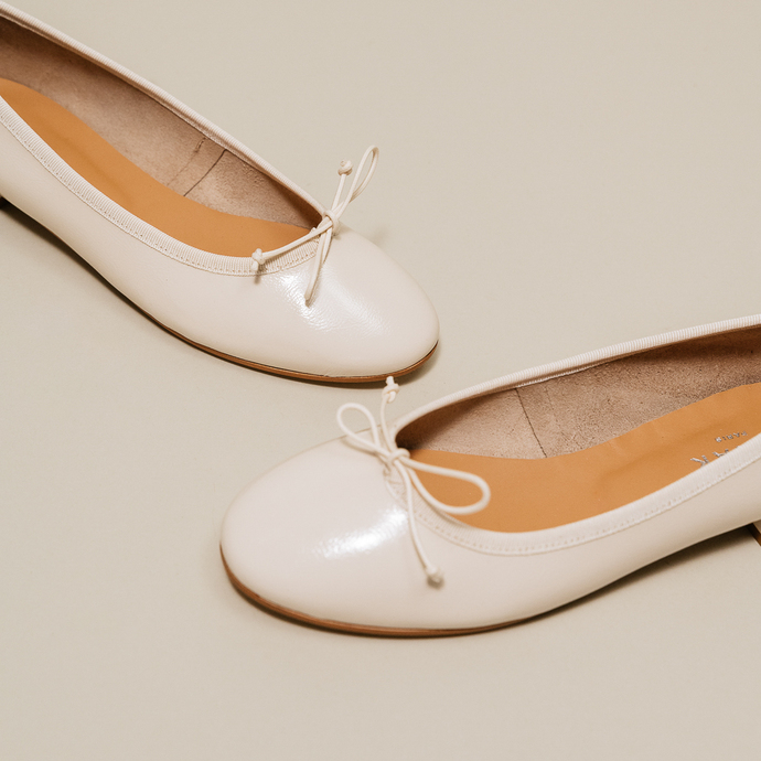 Ballerines à bouts ronds  en vernis plissé écru