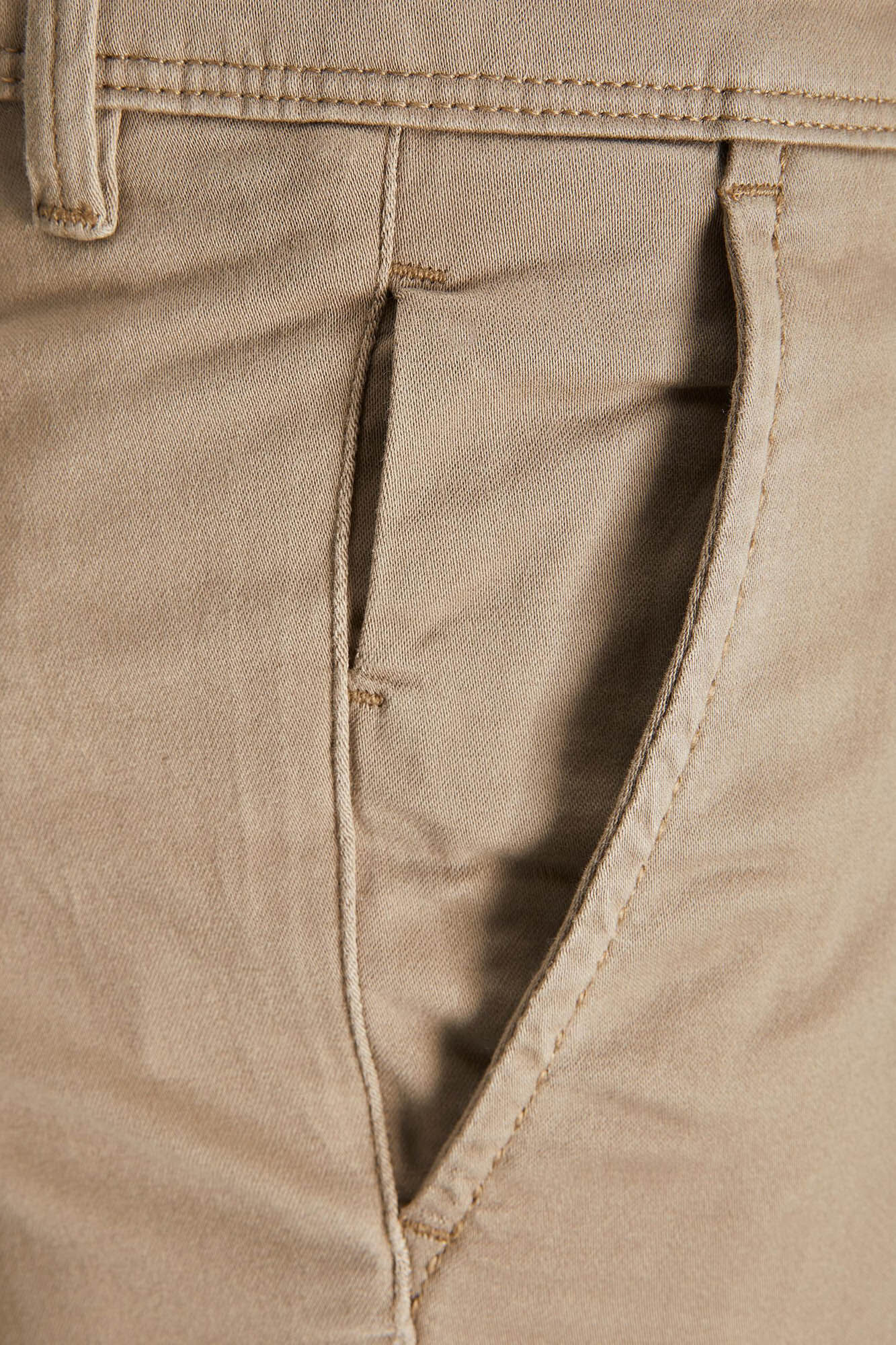 Calças chino de corte justo