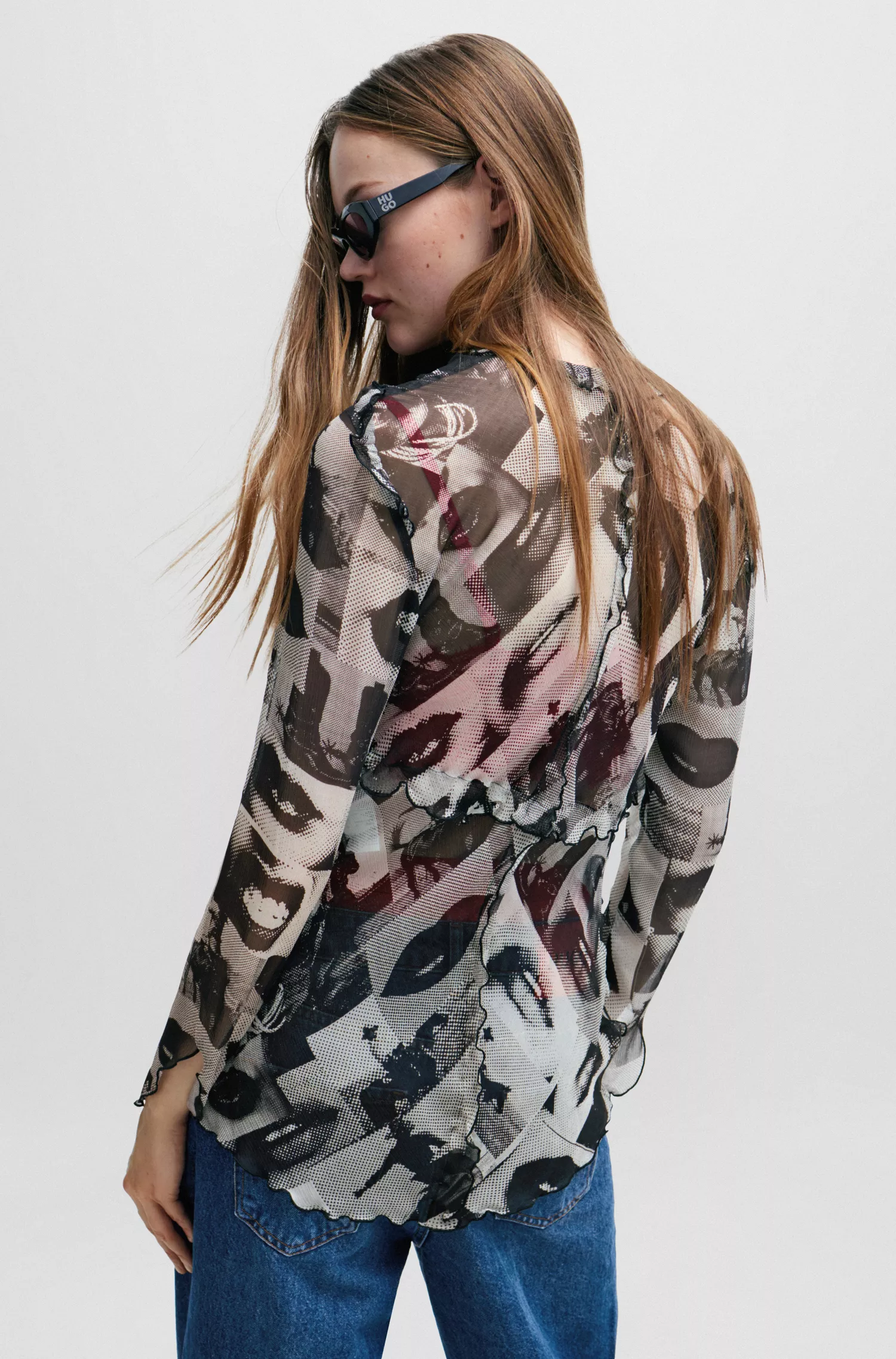 Blusa HUGO vermelha, corte regular, em chiffon estampado com amarração frontal.
