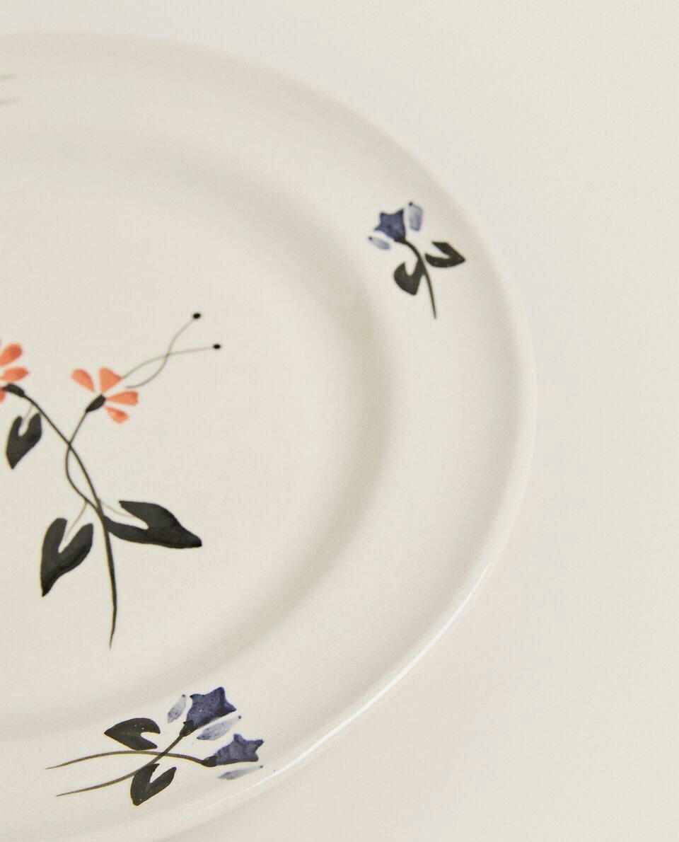 Louça de mesa de barro pintada com motivos florais