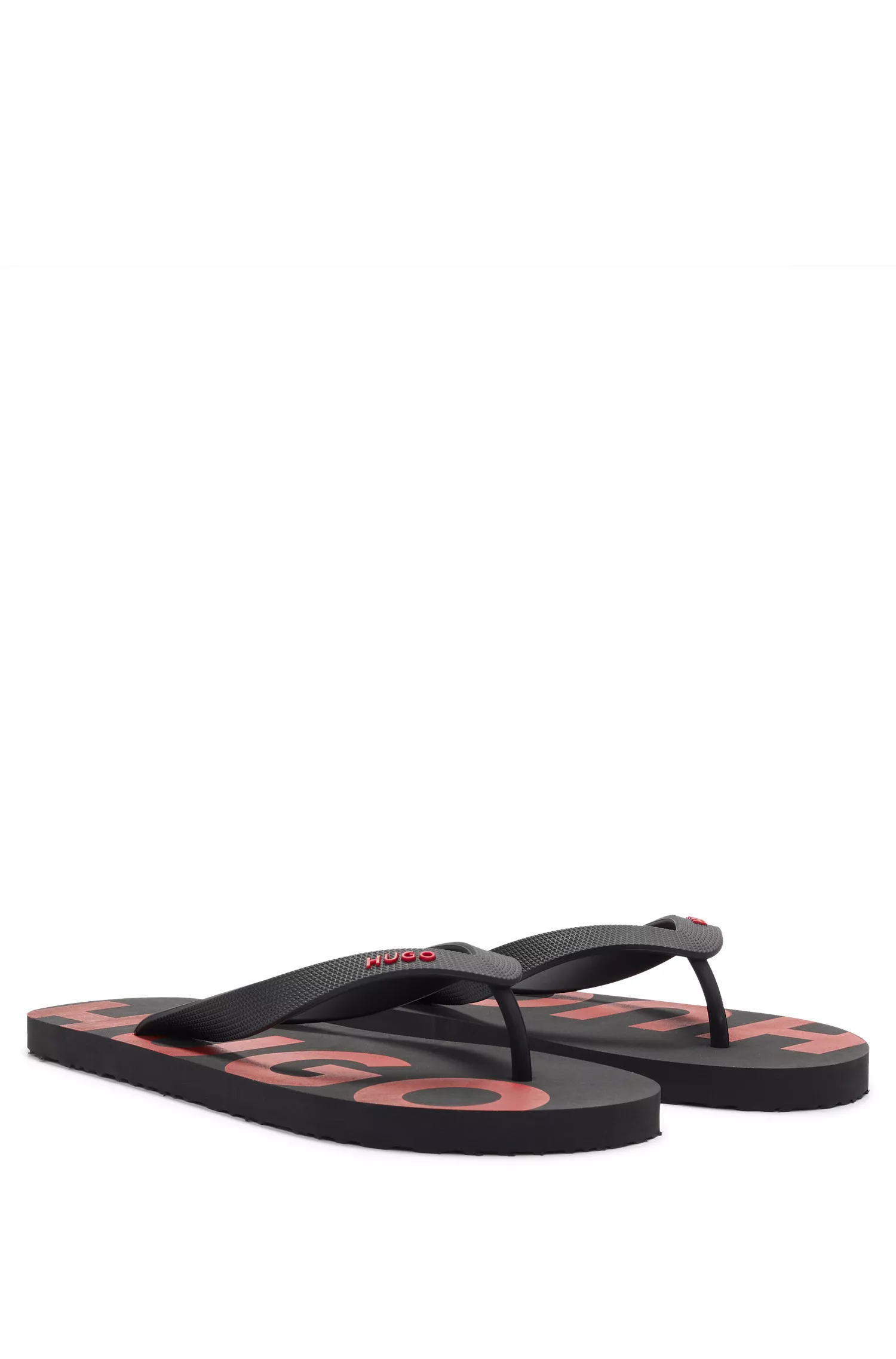 Chinelo HUGO com tira vermelha com logo e palmilha personalizada.