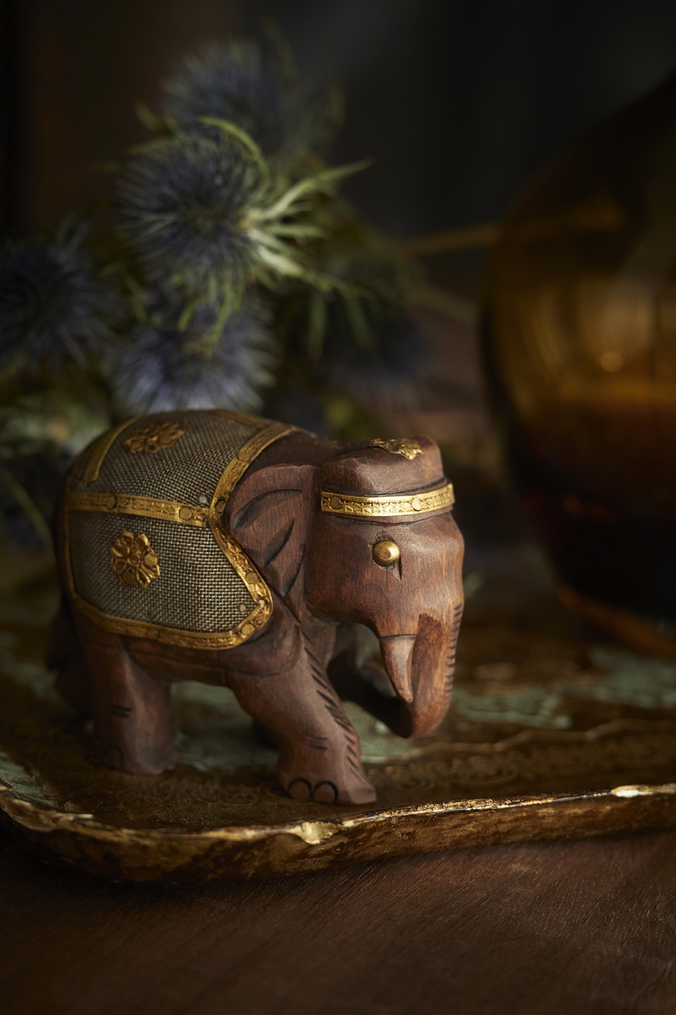 Elefant aus Holz mit Metall-Satteldecke, H 8 cm von fischer's lagerhaus