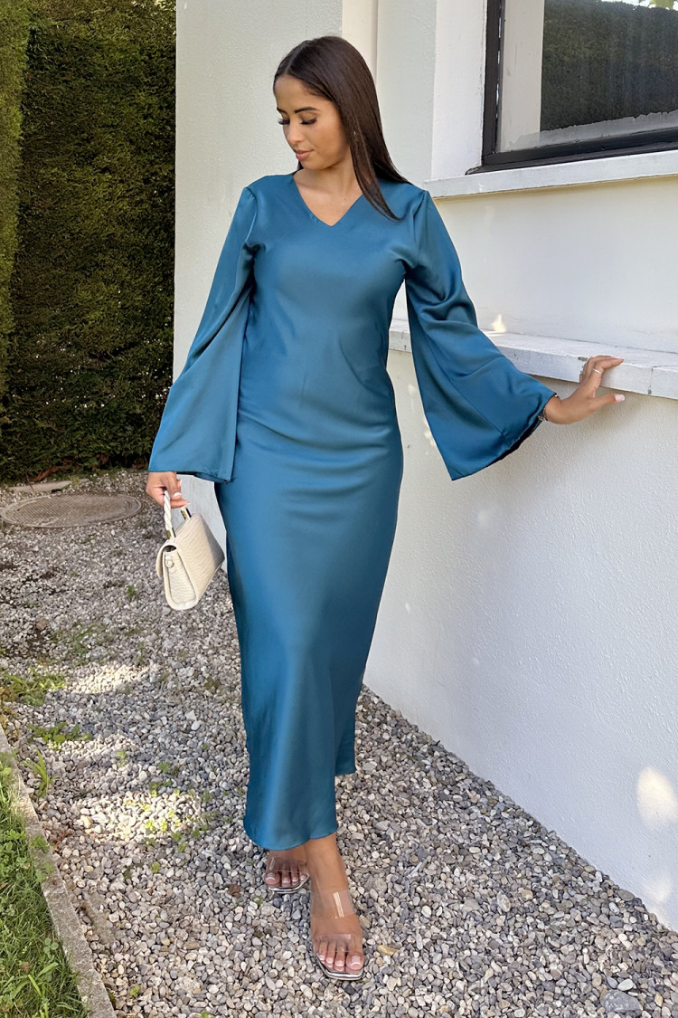 Robe longue bleu foncé satinée et fluide