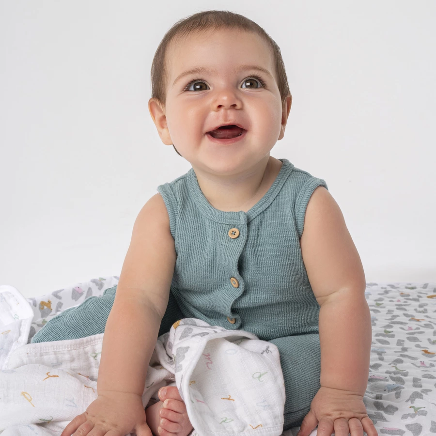aden + anais™ essentials Baumwoll-Musselin-Decke alphabet animals