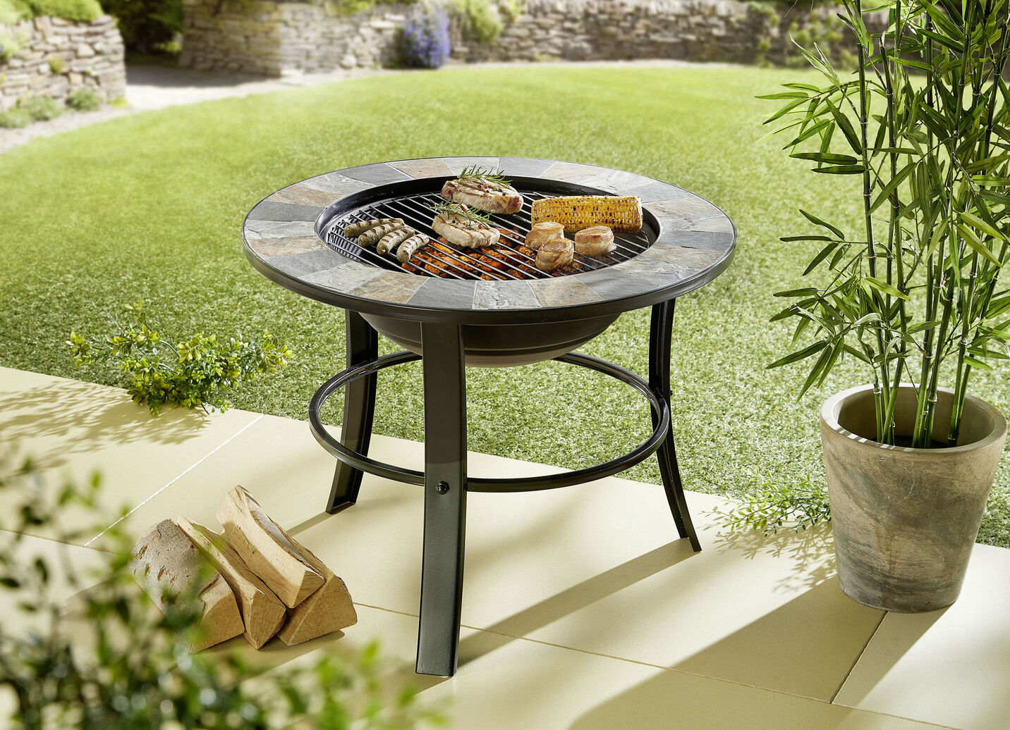Feuerstelle Stonegate mit stilvollem Schiefer-Mosaik-Finish