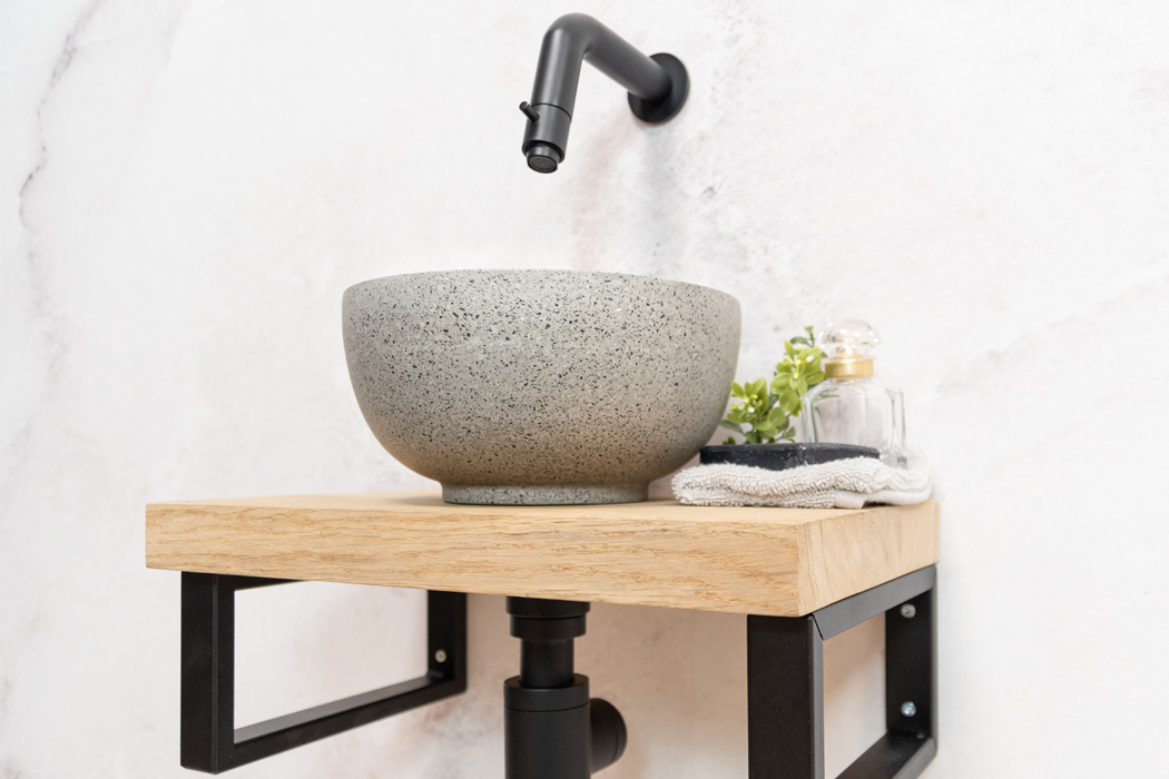 Saniclear Baru fonteinset met eiken plank, grijze terrazzo waskom en zwarte kraan voor in het toilet