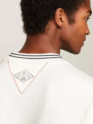 Camiseta universitária com mangas quimono e brasão