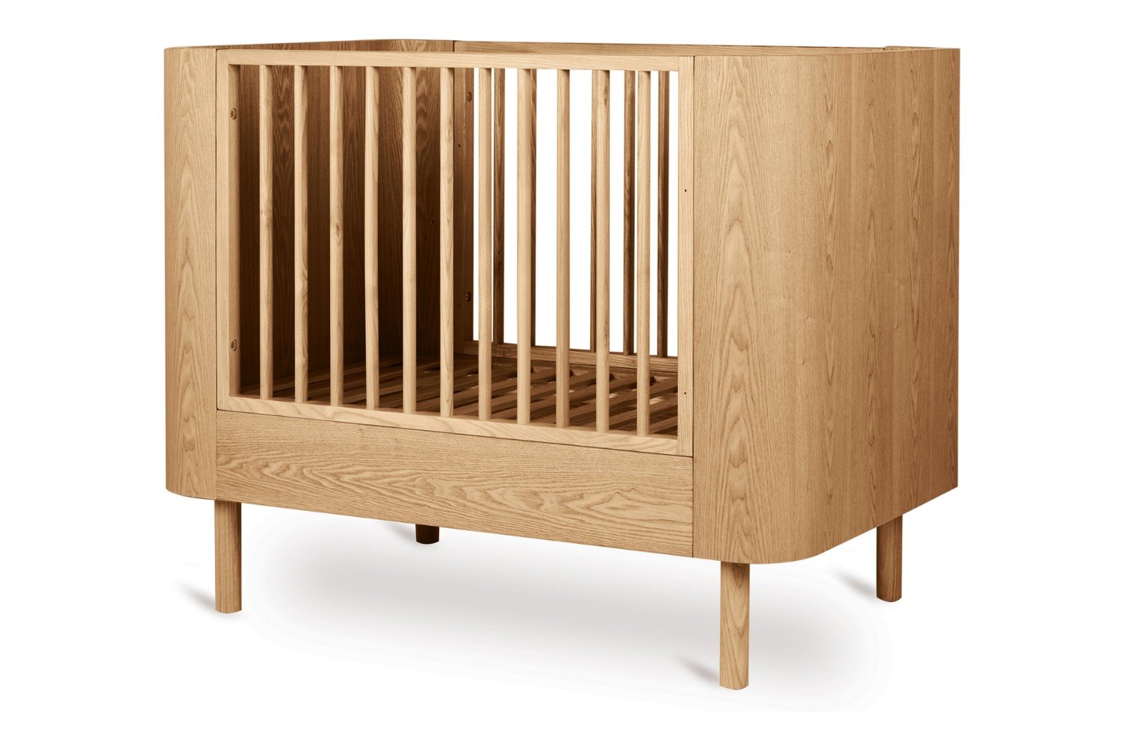 Yume sprinkelseng Sprinkelseng i heltre ask/askefinér med justerbar madrasshøyde. Natur 70x110 cm. Kombiner med Yume junior kit (selges separat).