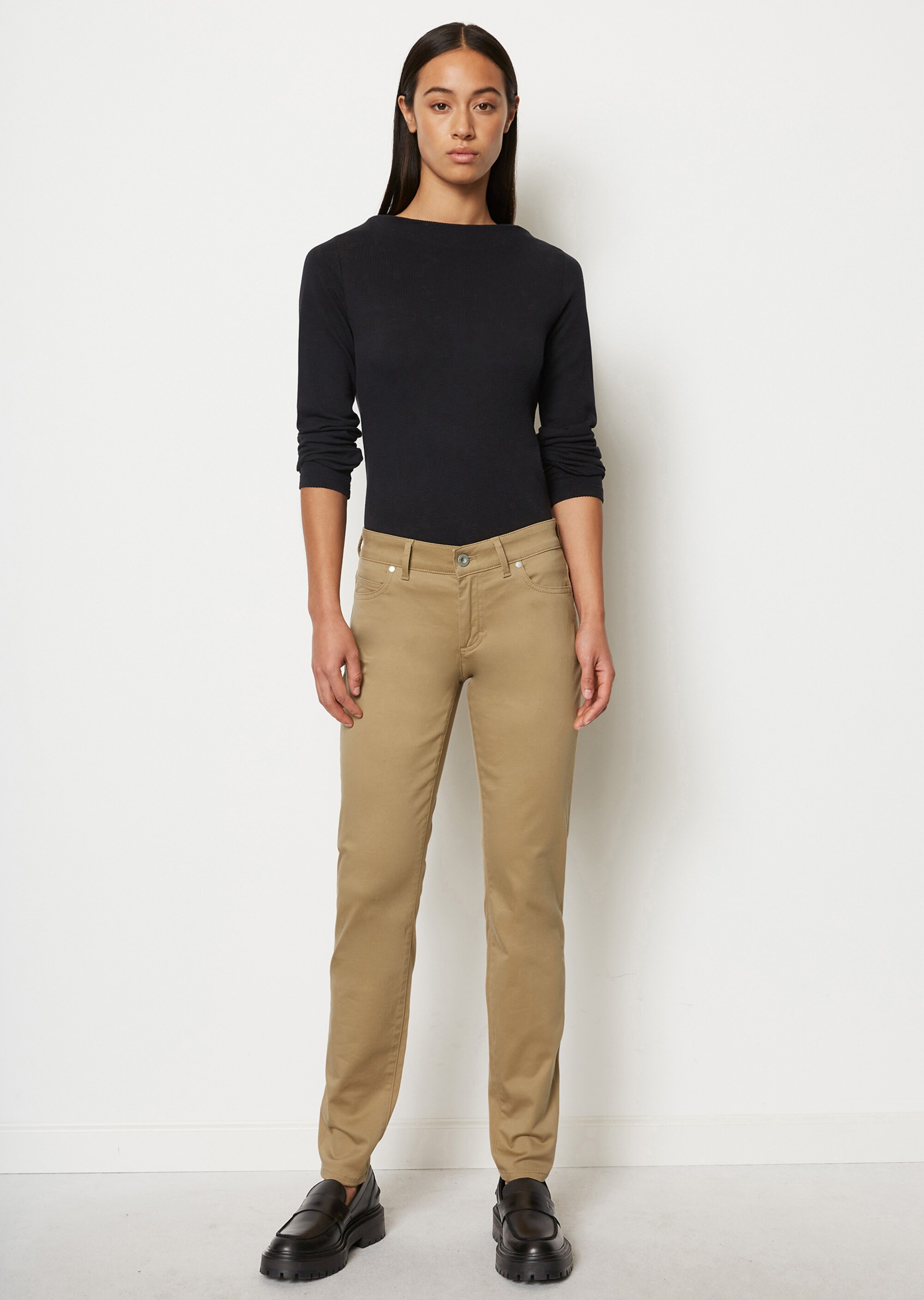 Hose Modell ALBY slim aus Satin-Stretch