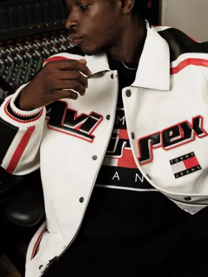 Camiseta Tommy x Avirex com logotipo bilíngue (gênero)