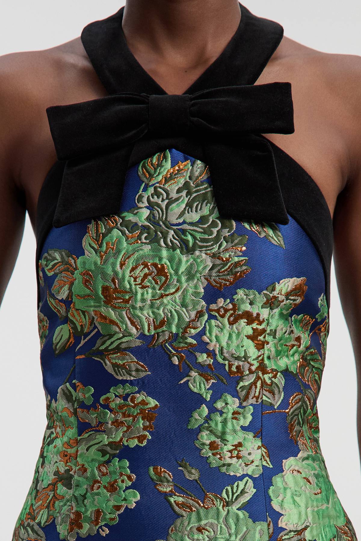 KarenMillen Robe Mini Ajustée à Col Halter en Velours et Jacquard Contrastés