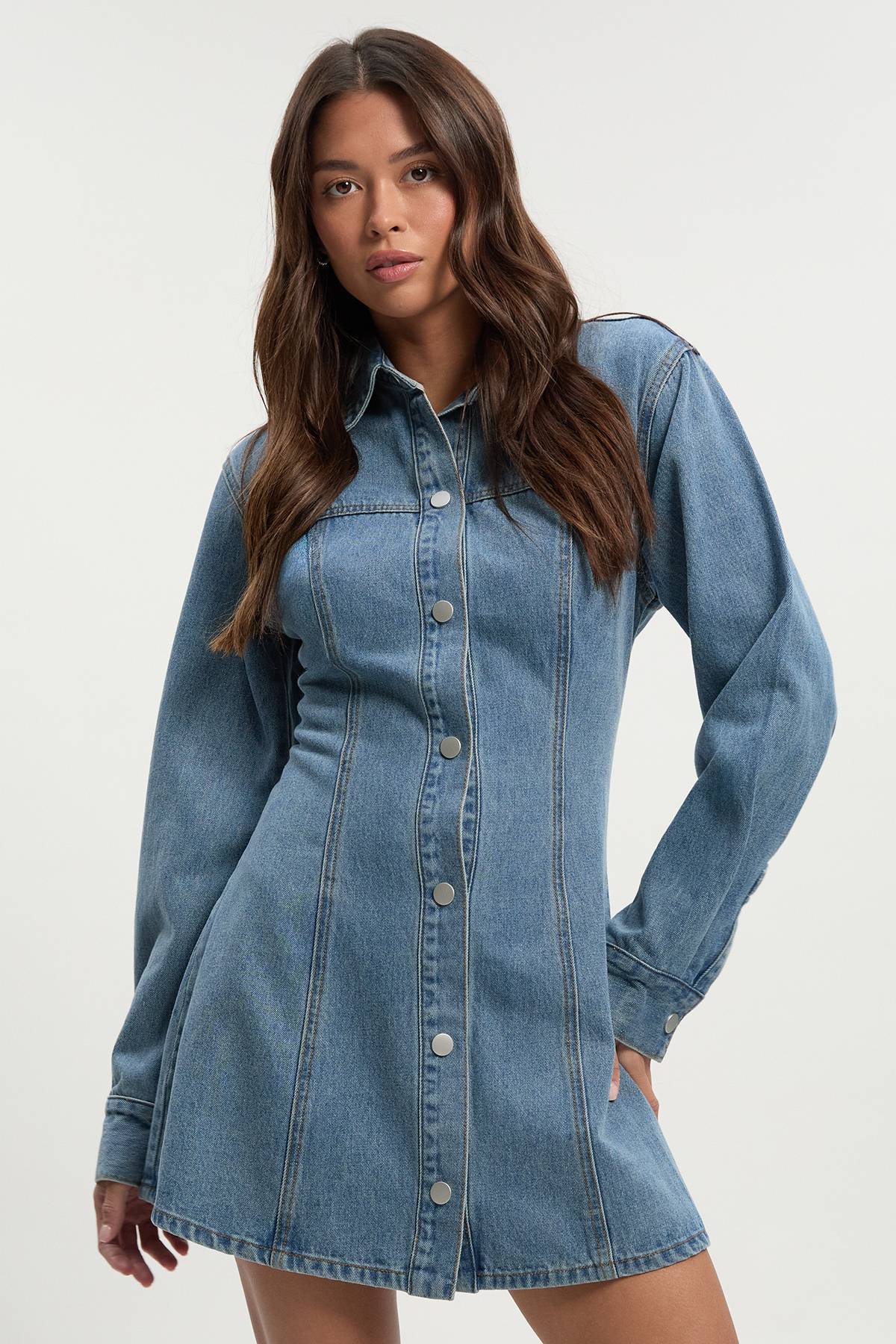 boohoo Robe en denim à manches longues avec taille cintrée