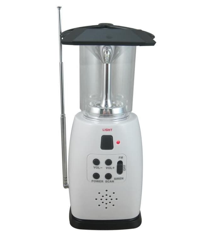 Crank radio og campinglampe i en