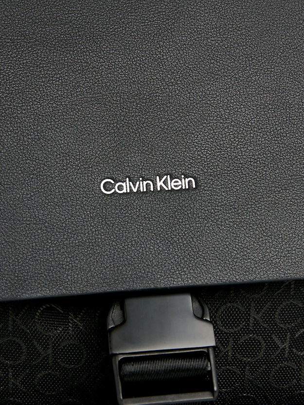 Mochila com aba em jacquard e logotipo.