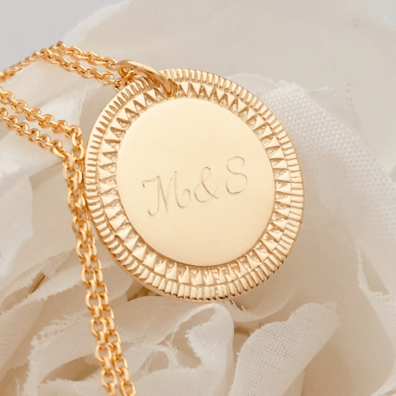 Collier médaille ciselée plaqué or 18 K