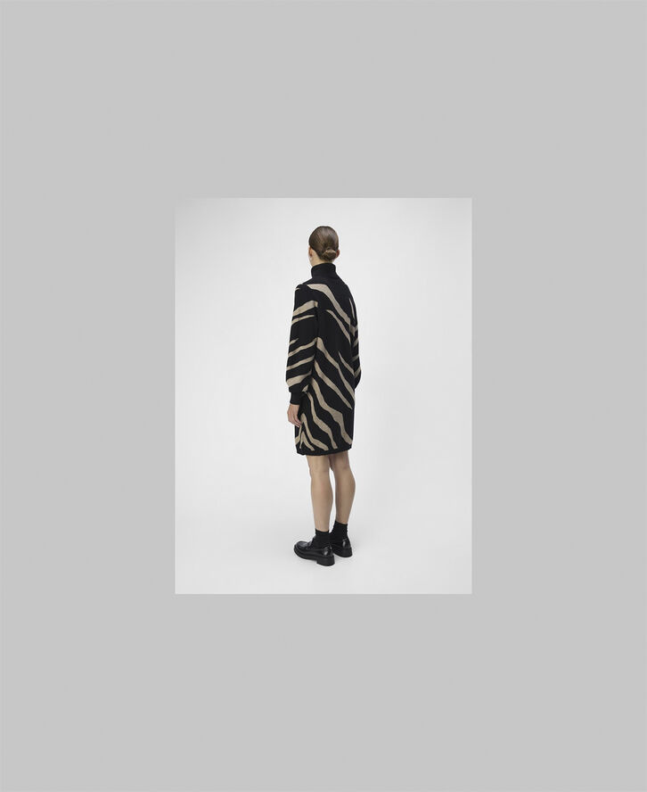 Object OBJRAY L/S KNIT ROLLNECK DRESS AOP Black/desert taupe tiger graphic