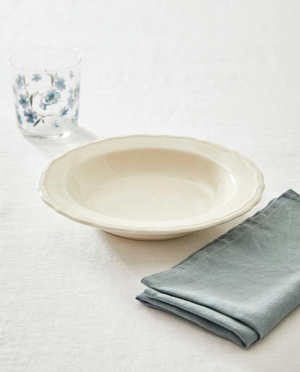 Prato de sopa de barro com borda decorada
