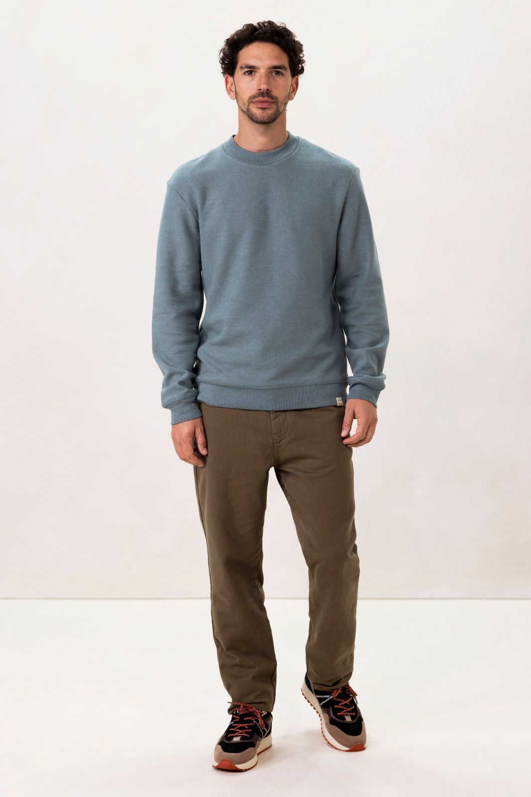 Blauwe sweater met hoge hals