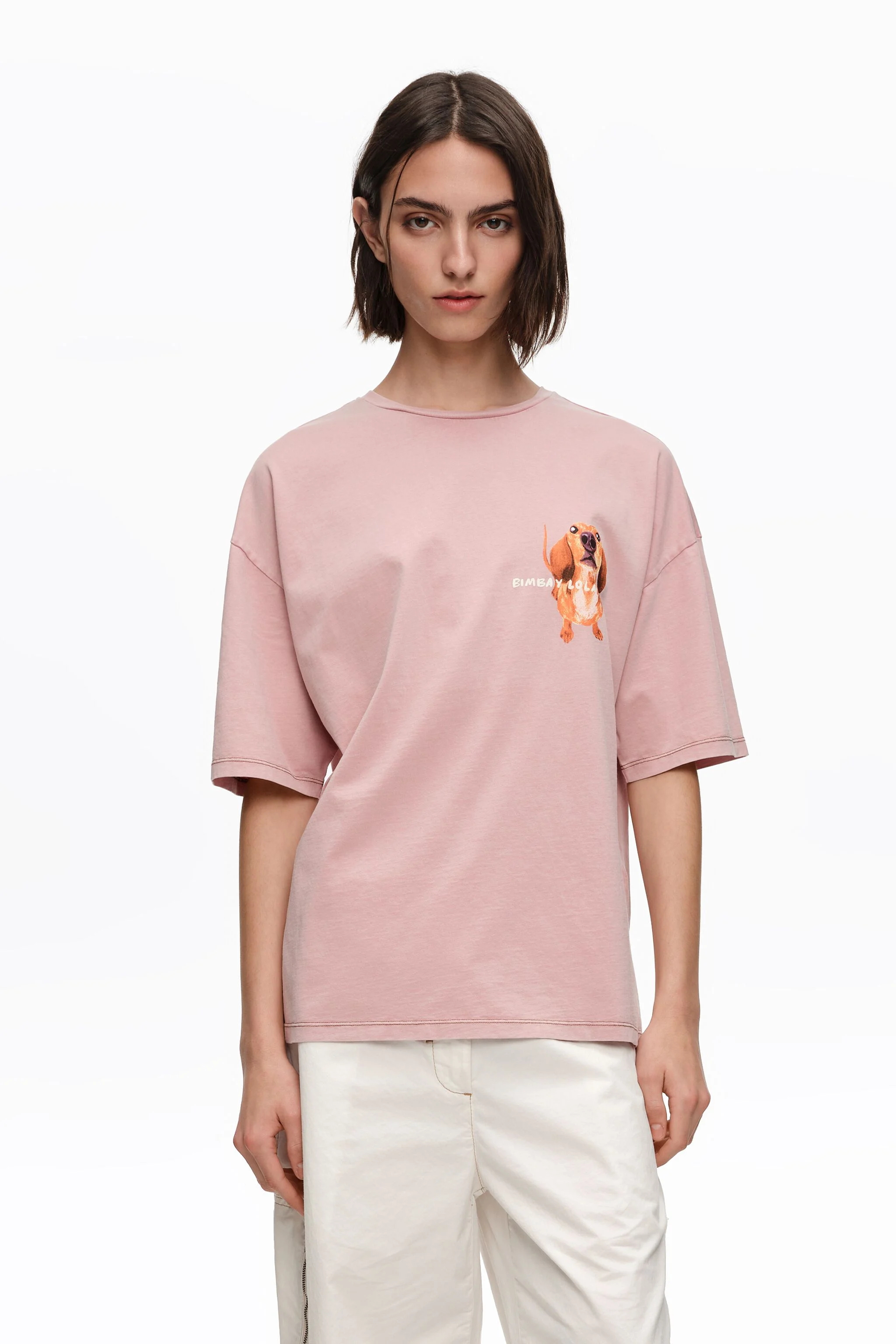 Camiseta rosa claro com o logo de um dachshund