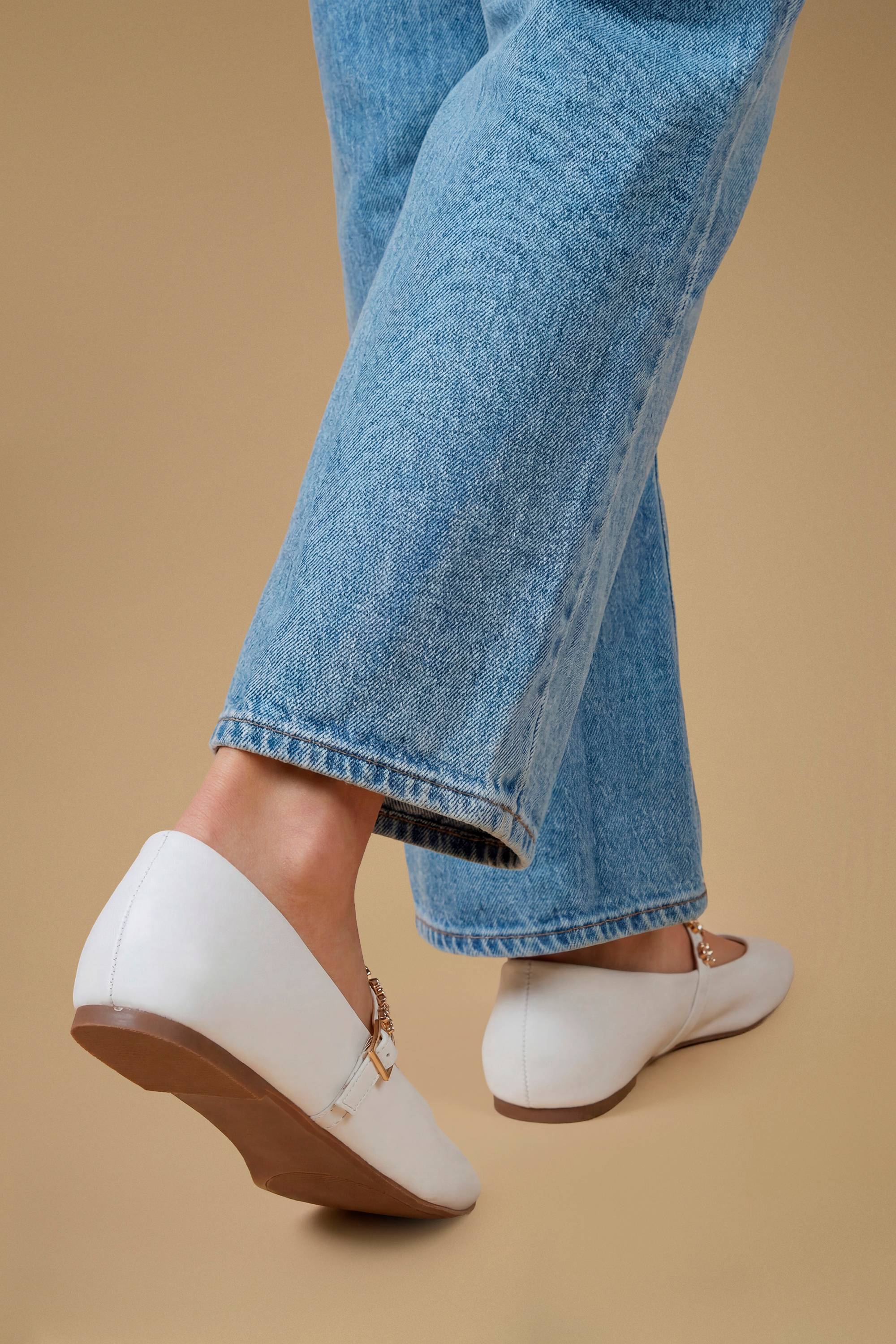 Oasis Ballerines Style Salomé Jem En Synthétique Avec Détail Broche Fleur