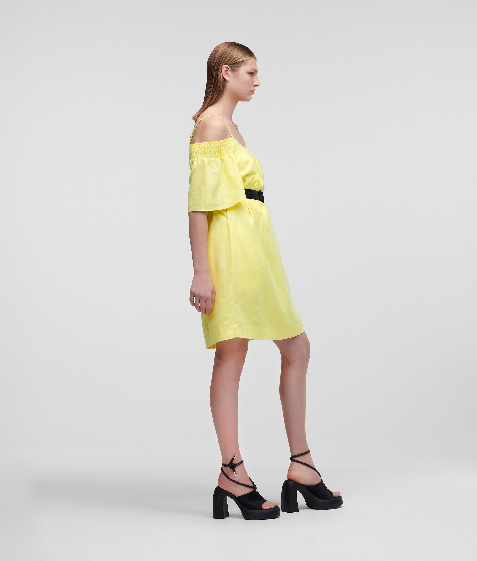 ROBE AUX ÉPAULES DÉNUDÉES AVEC CEINTURE