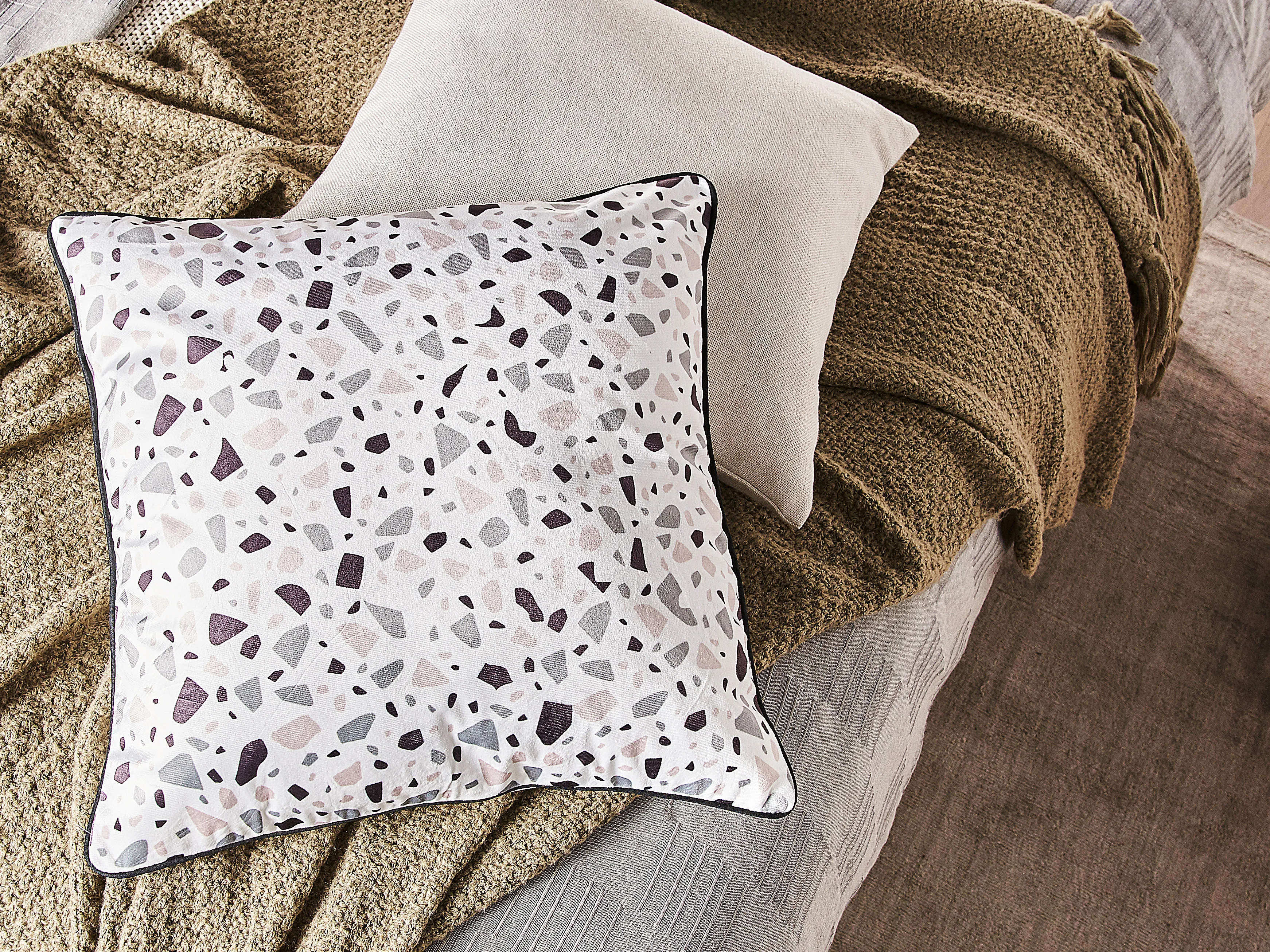 Set van 2 sierkussens LAVENDER Fluweel 45 x 45 cm Wit terrazzo patroon