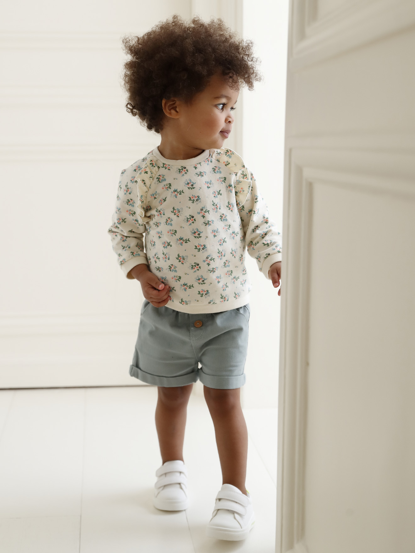 Conjunto de shorts para bebê menina com cintura elástica + moletom com babado e mensagem + tênis para bebê com fecho de velcro