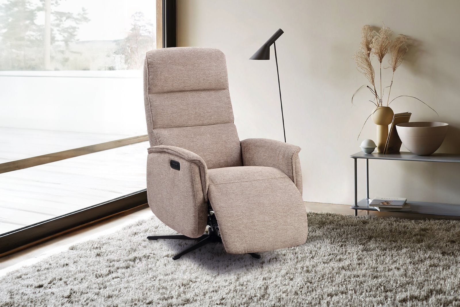 Kansas Recliner med eleketrisk regulering sortlakkert undestell med stoff Lord Mørk Beige