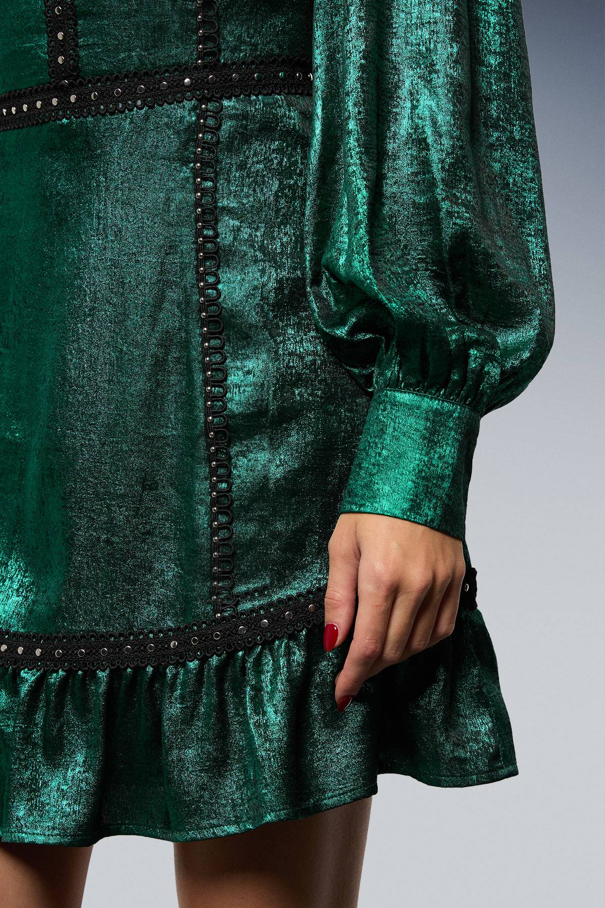 Oasis Robe Mini Col Montant à Manches Longues avec Détails Cloutés