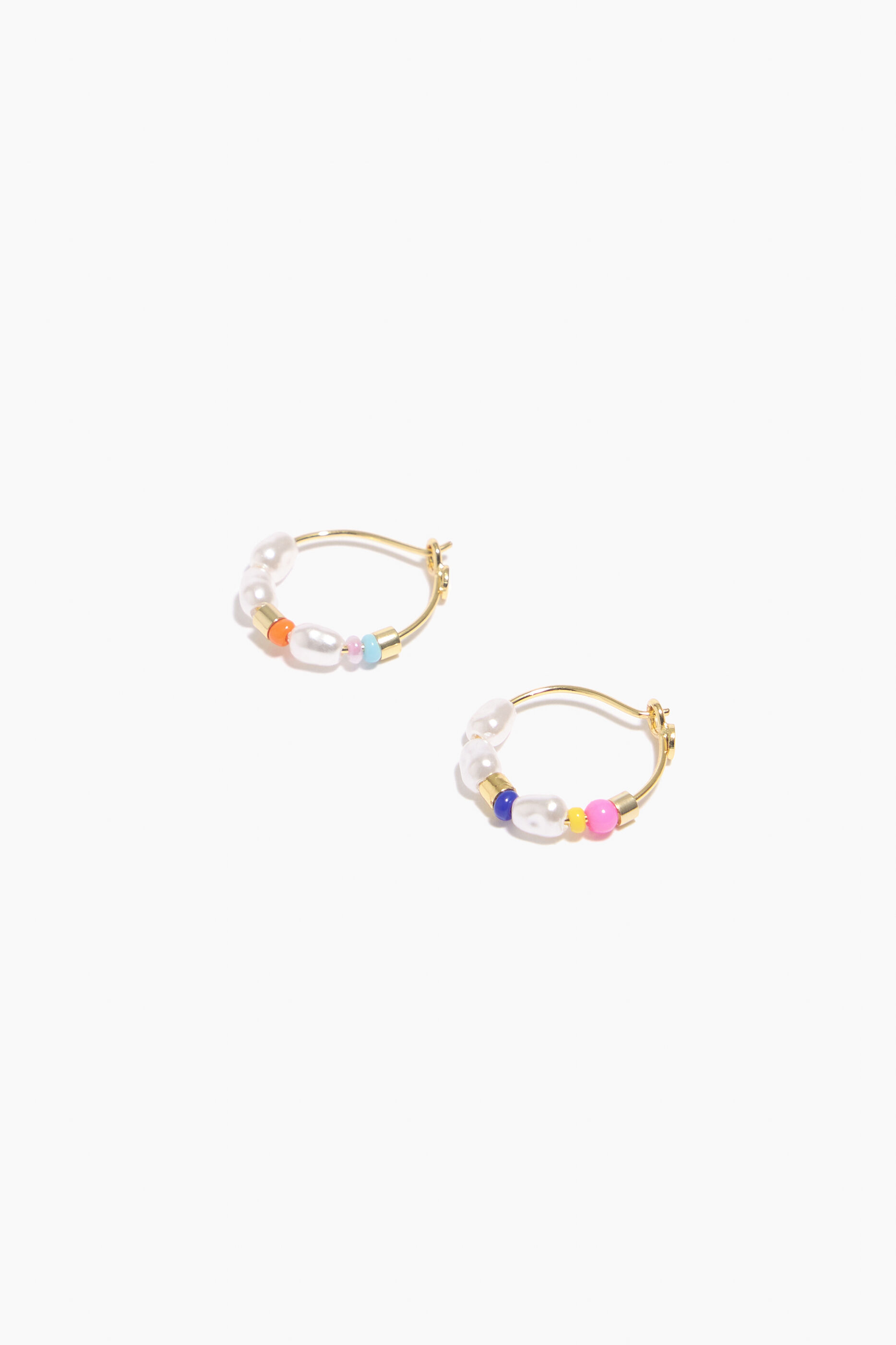 Brincos de argola com pérolas e contas multicoloridas