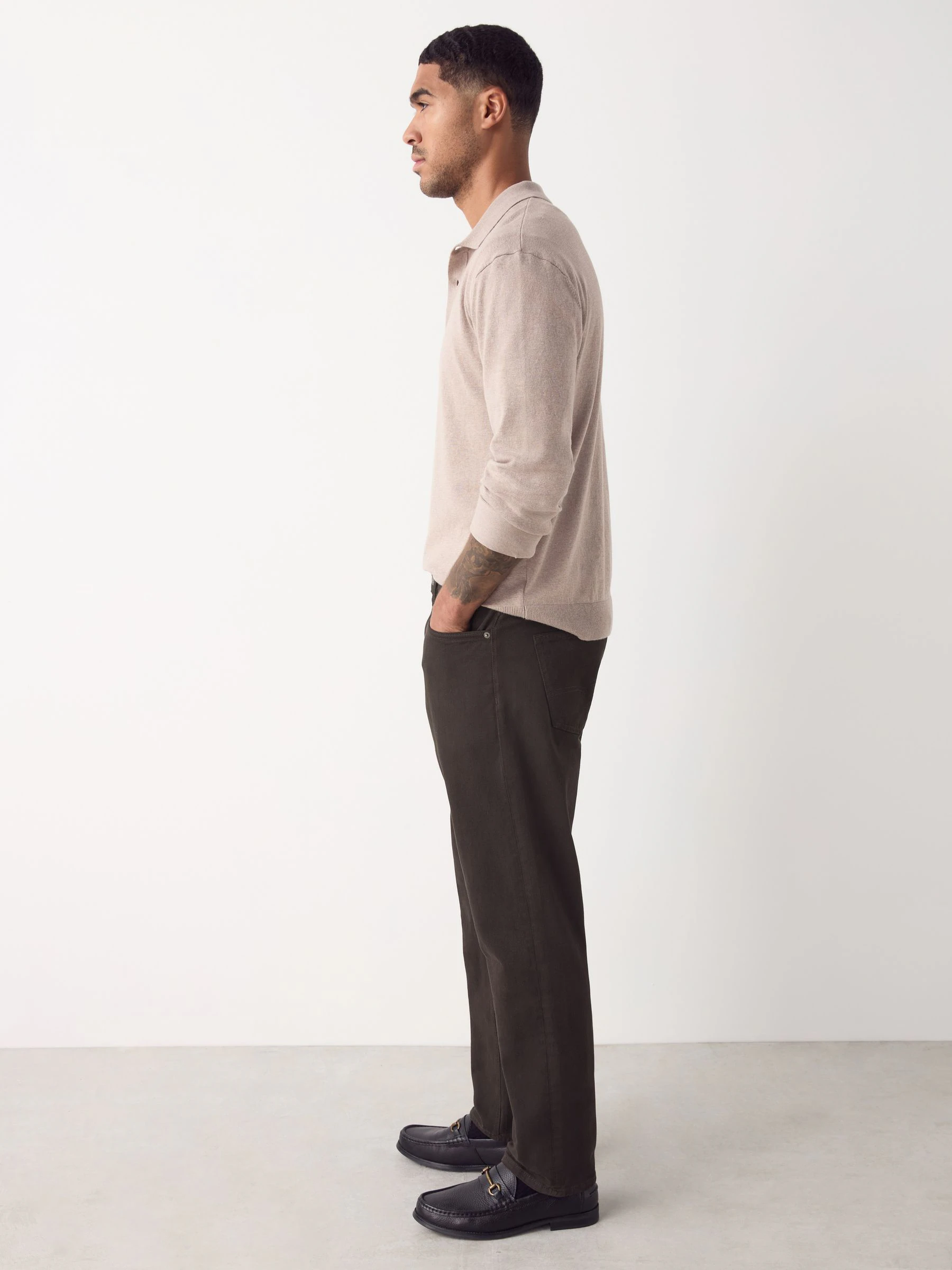 Chocoladebruin - Standaard toelopende pasvorm - Vintage wash denim jeans