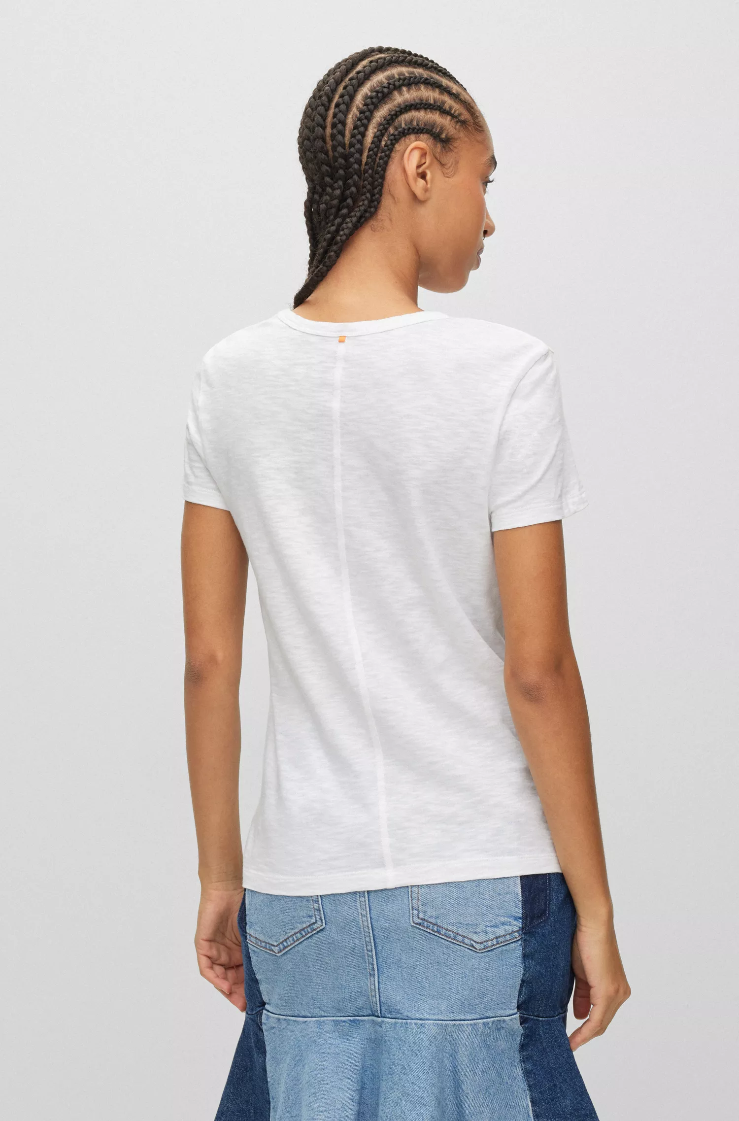 Camiseta BOSS preta de algodão texturizado com modelagem regular e gola redonda.