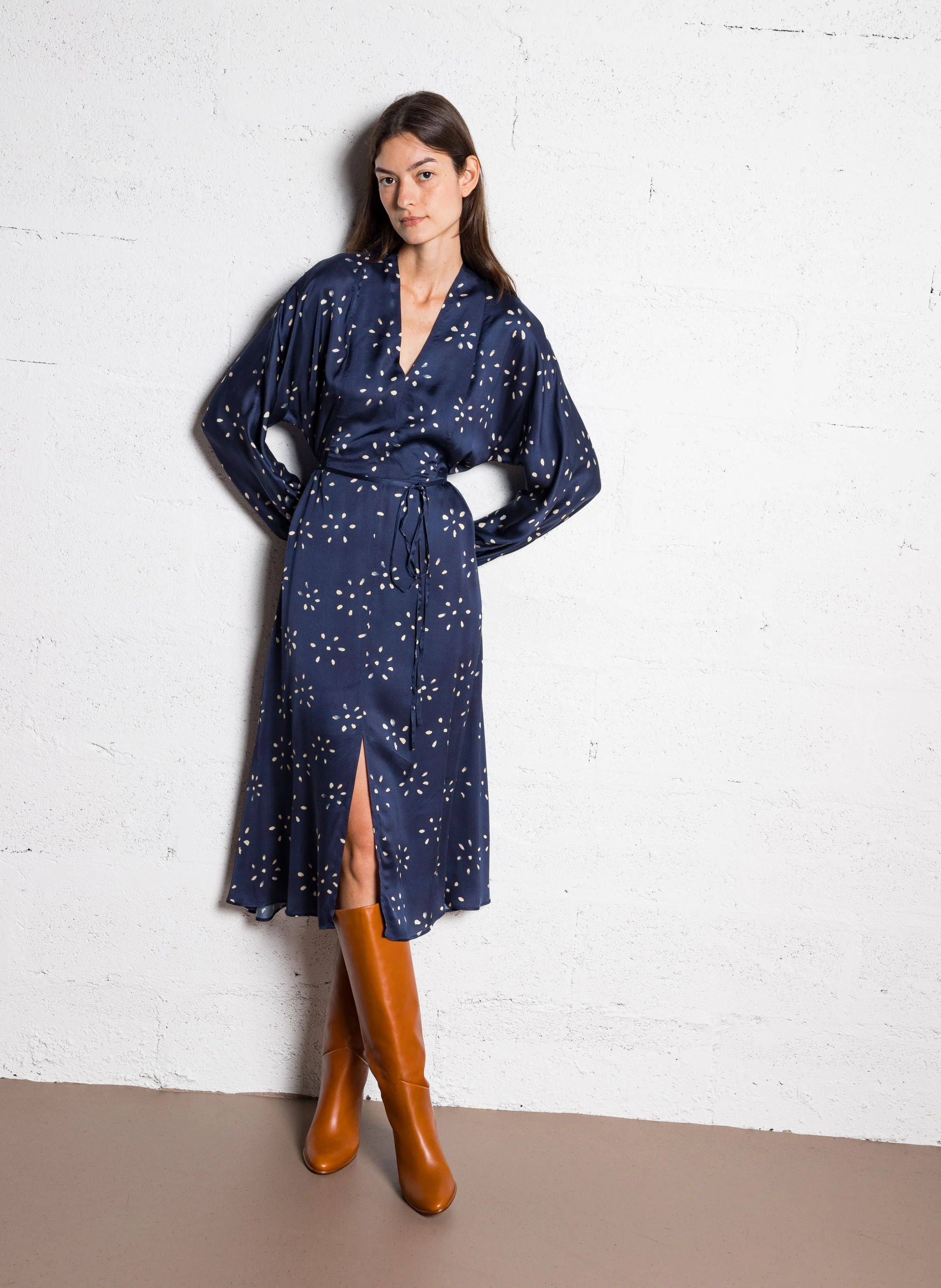 NAIMA - Robe longue imprimée satinée | Bleu