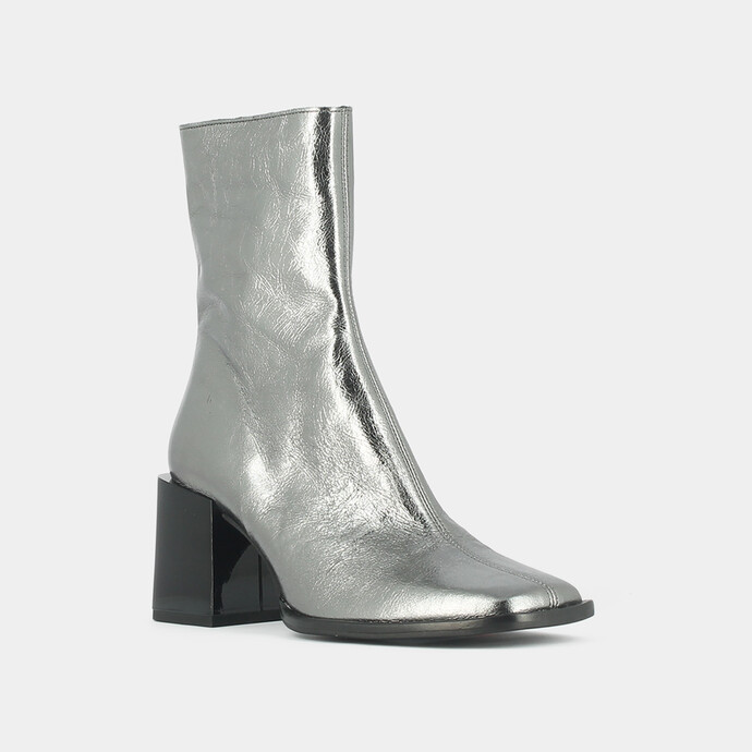 Boots à talons décrochés et bouts carrés  en cuir craquelé argent