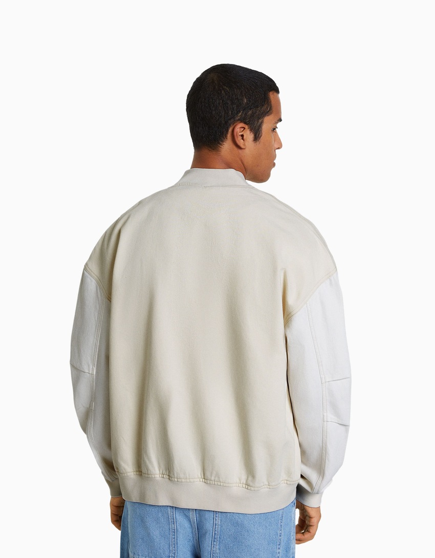 Jaqueta bomber jeans com costura contrastante