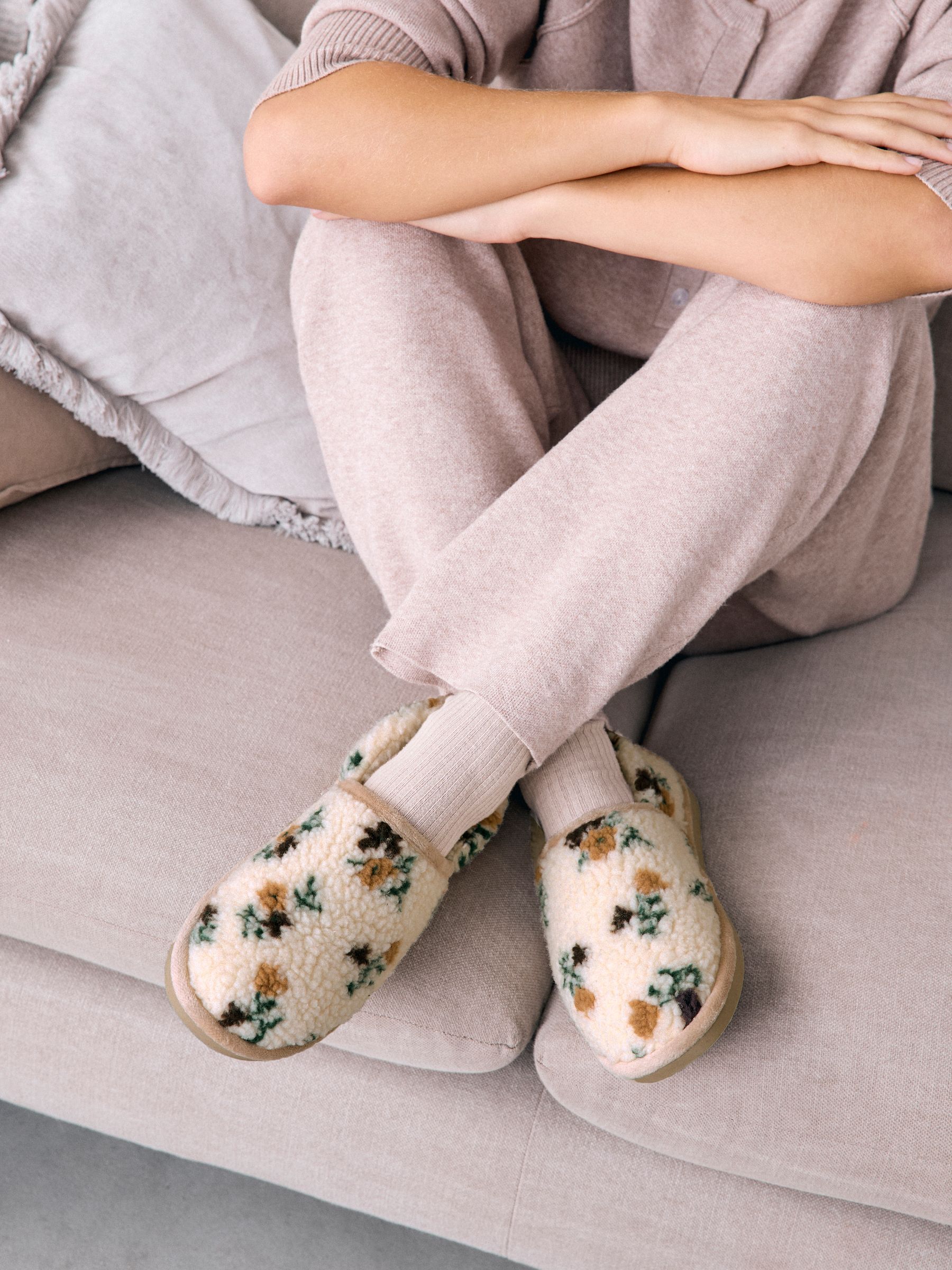 Neutraal gebloemd - Shoot pantoffels met borgvoering