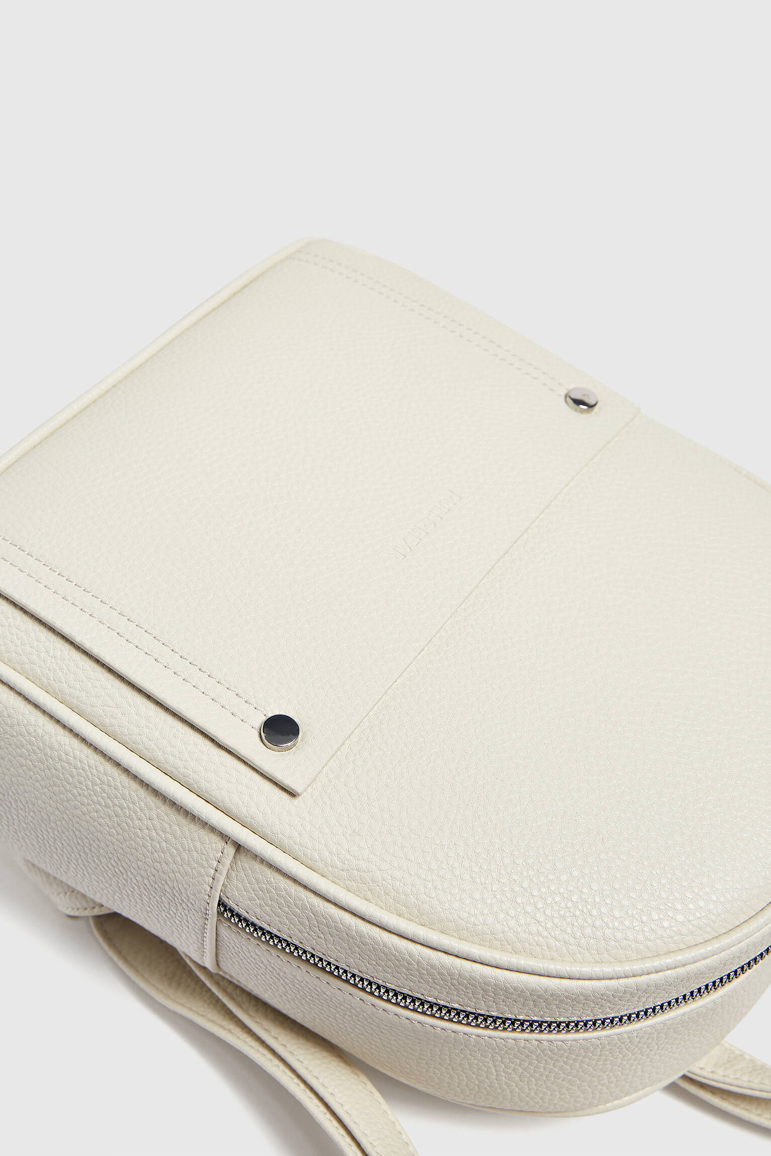 MOCHILA URBANA COM DETALHE DE BOLSO - CRUA