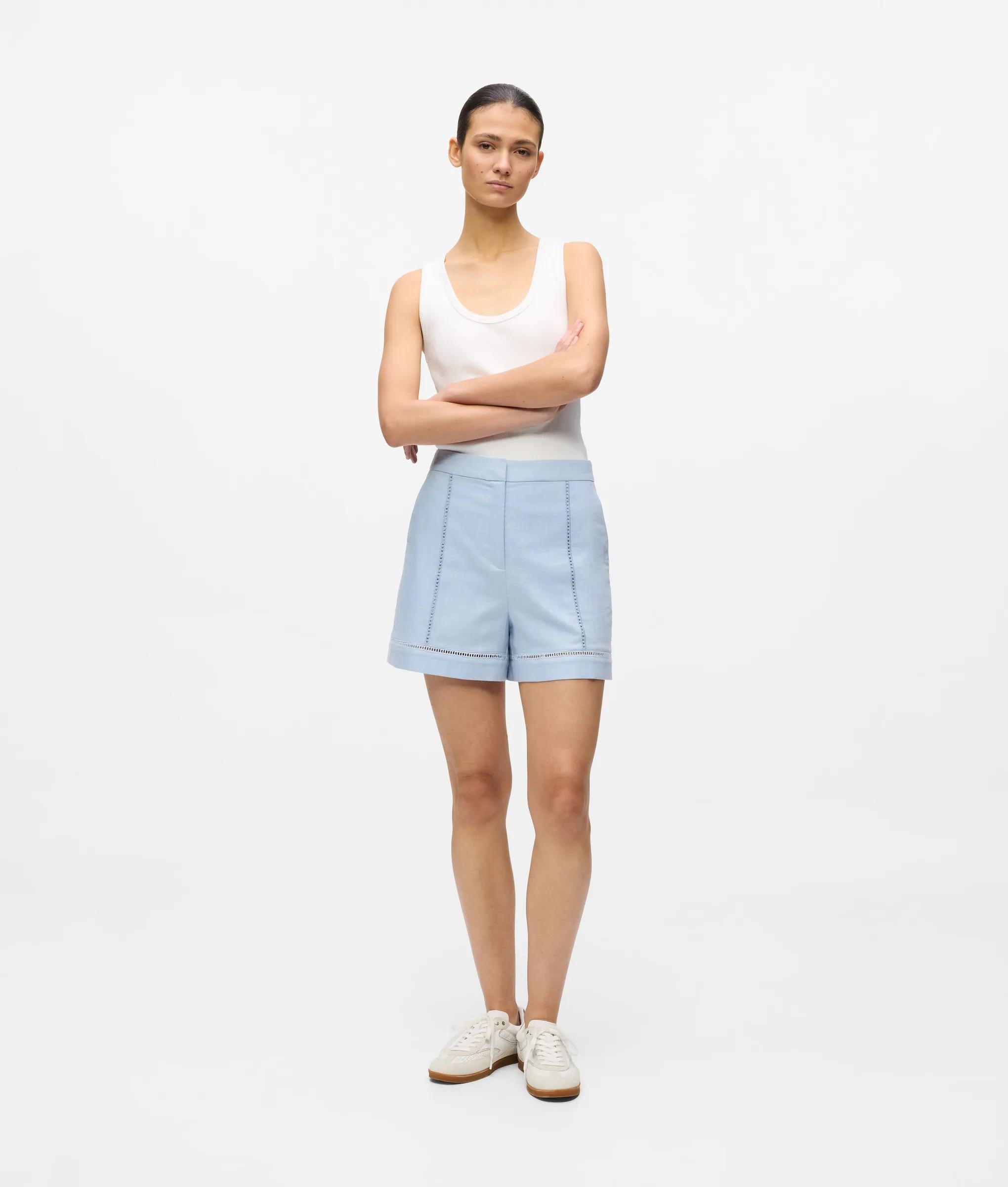 korte broek met uitgesneden borduursels