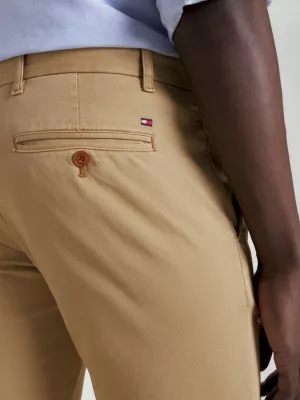 Calças chino slim fit tingidas em peça da Bleecker