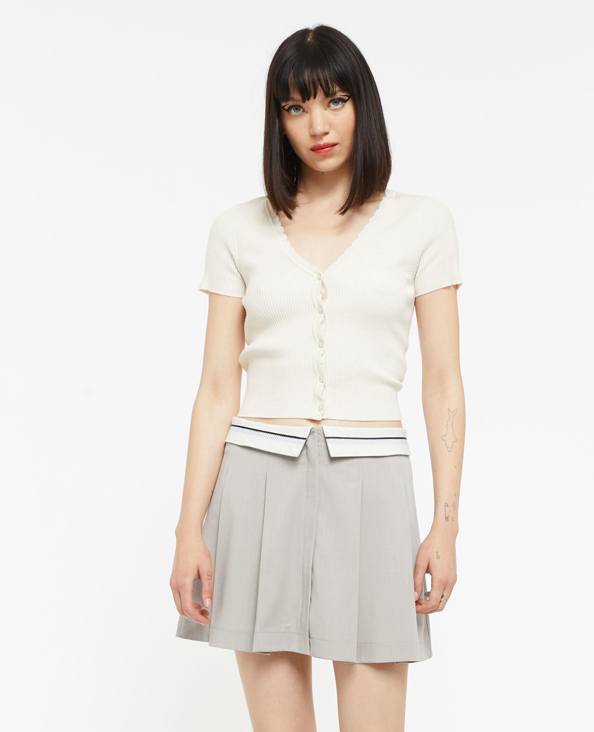 Jupe courte plissée avec ceinture fantaisie - Gris clair