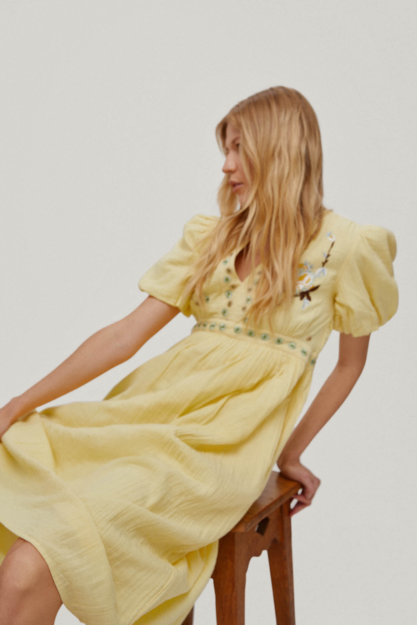 Vestido na altura do joelho com detalhes de bordado floral. - Amarelo