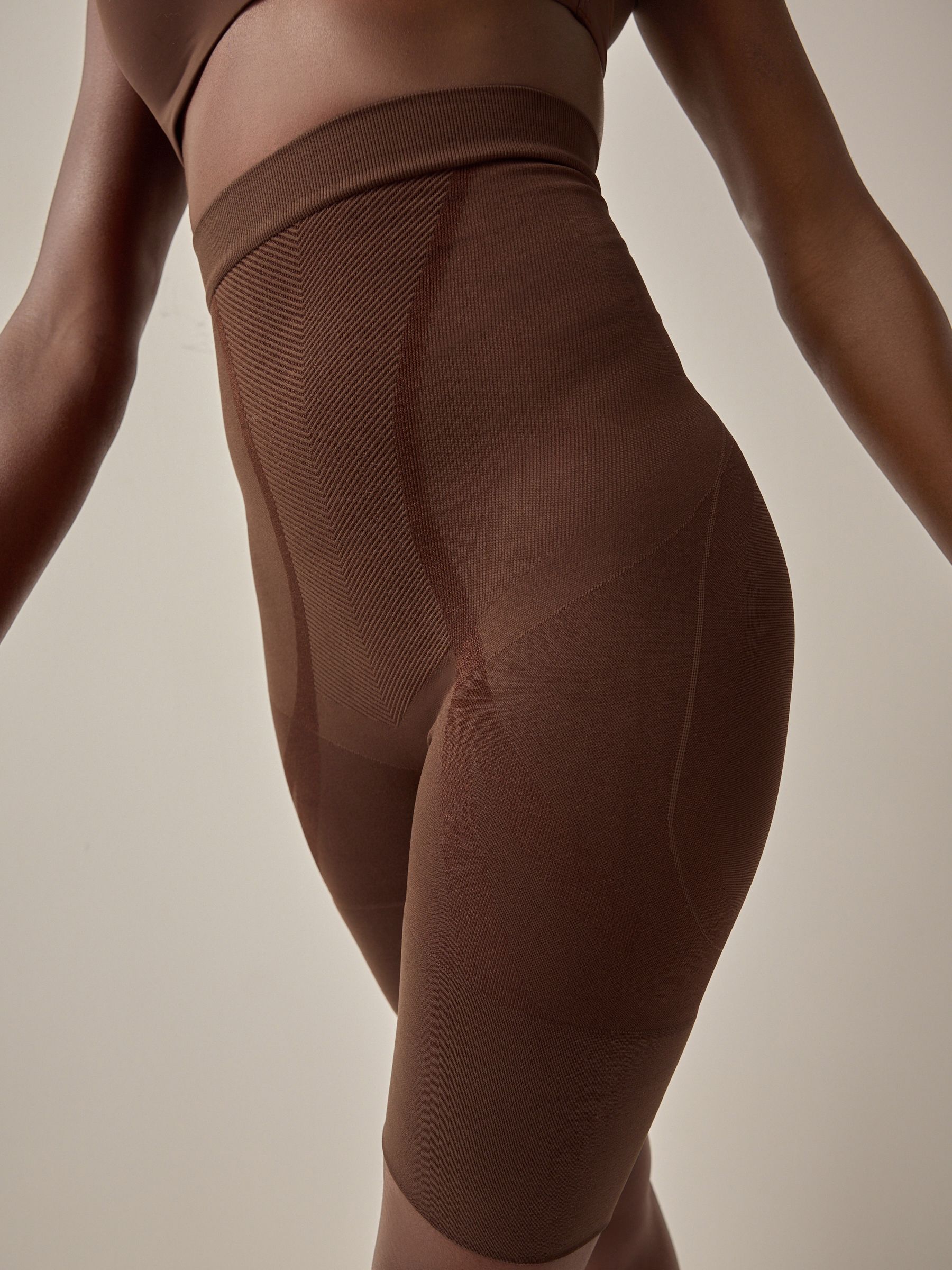 Chocolade nude - Vormgevende naadloze slip voor gladdere dijen met stevige buikcorrectie