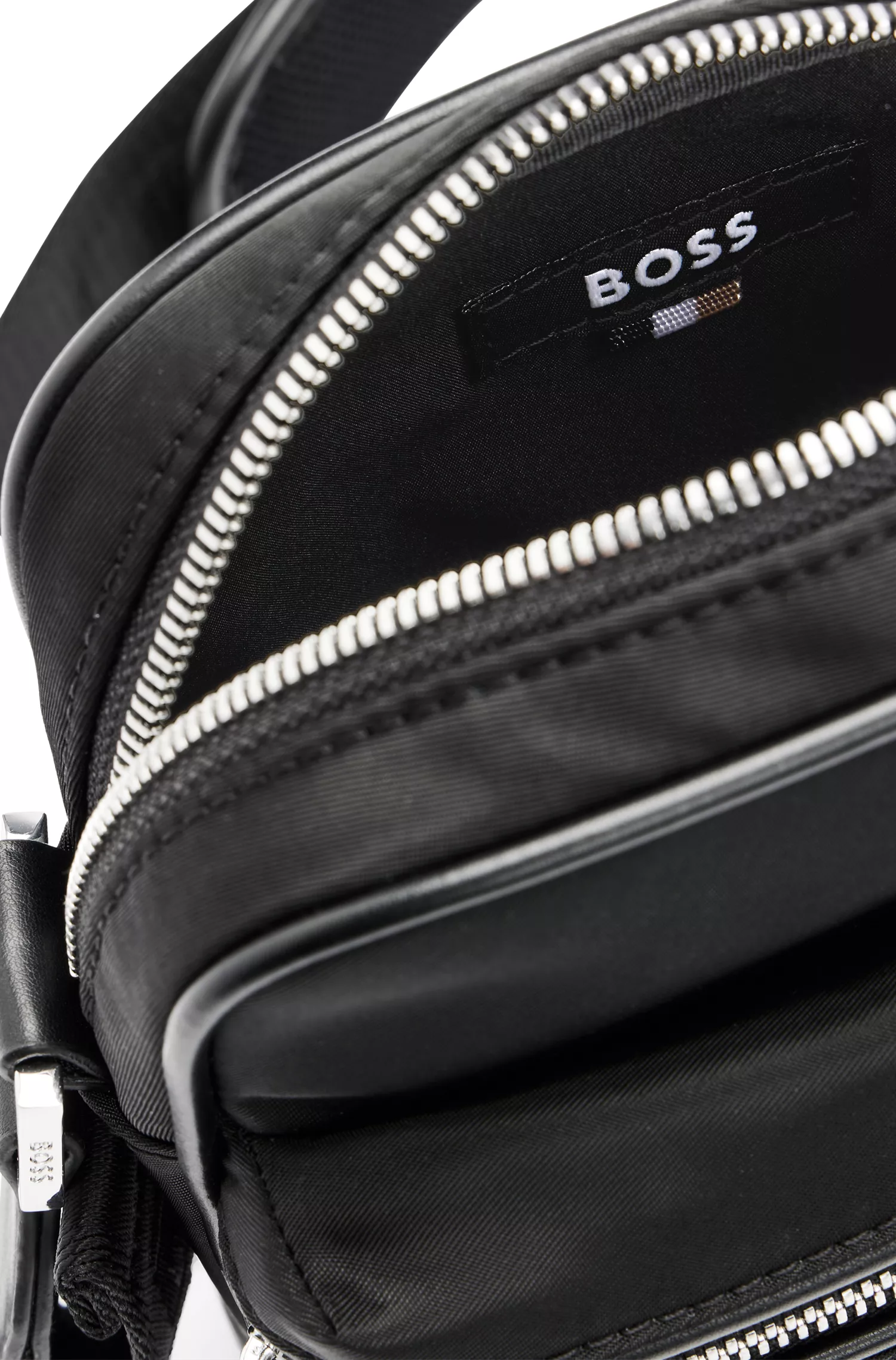 Bolsa BOSS Black-Reporter em tecido reciclado com placa metálica com o logotipo.