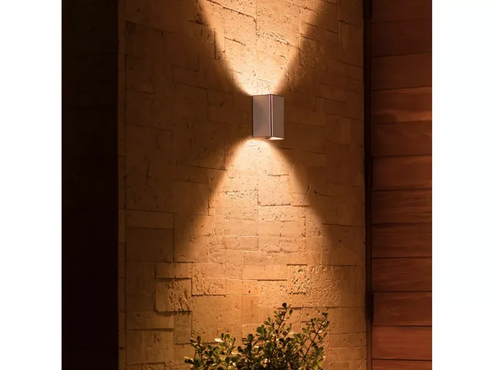 Philips Hue White and Color Ambiance Resonate Udendørs Væglampe