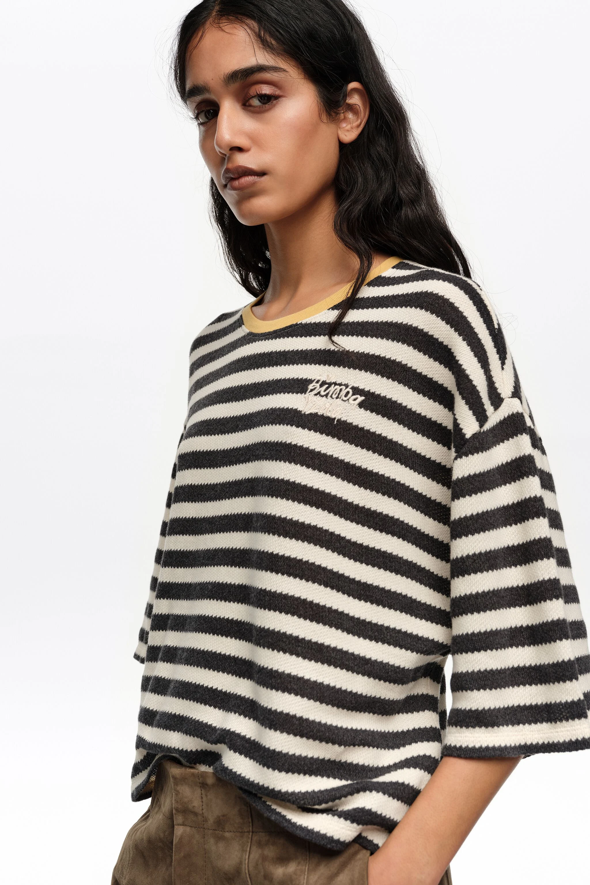Camiseta preta listrada de algodão com modelagem quadrada