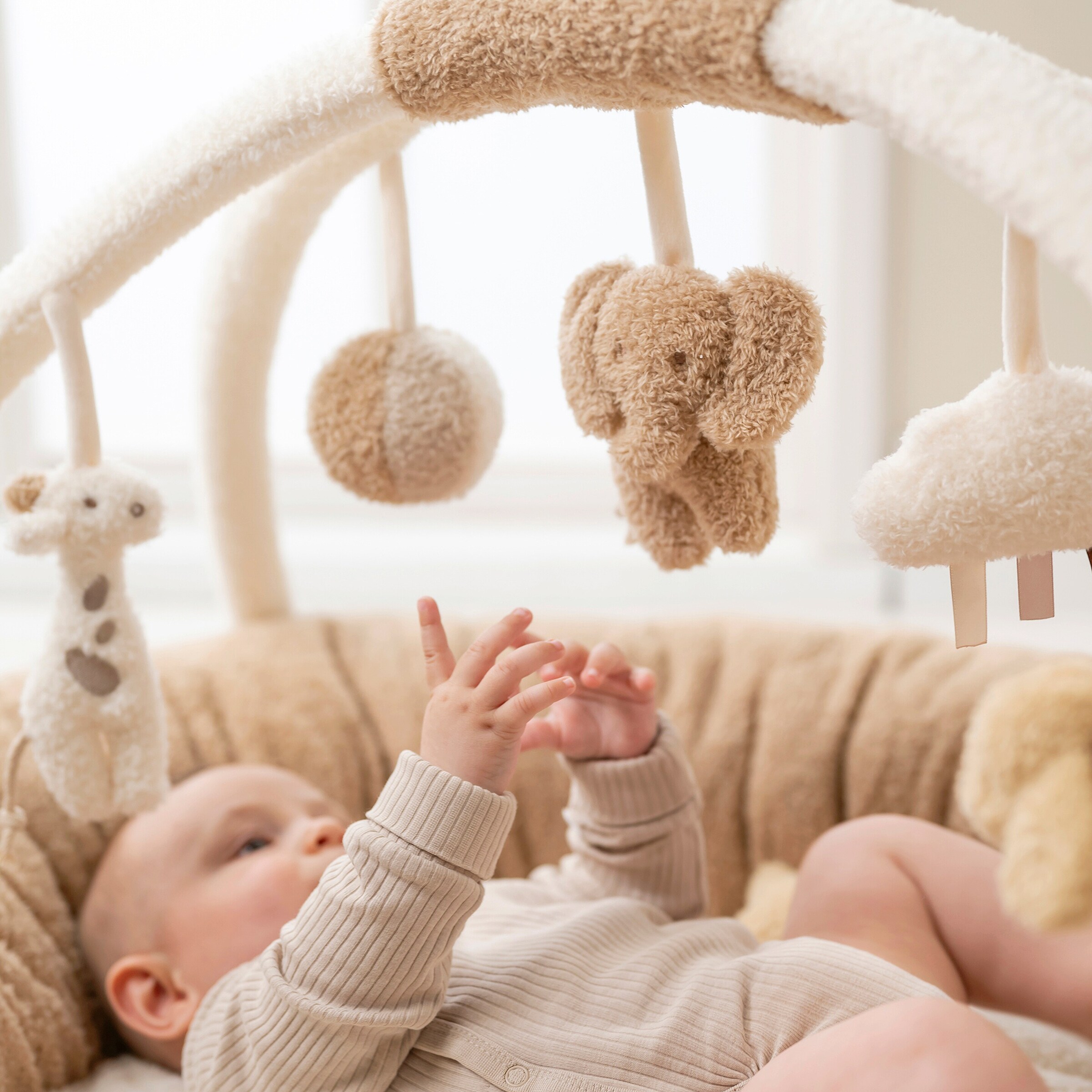 Nattou Spielbogen mit Krabbelnestchen Teddy