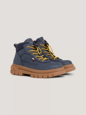 Botas de cano curto com solado tratorado